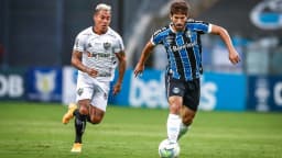 Jogador do Grêmio em ação durante partida do Brasileirão