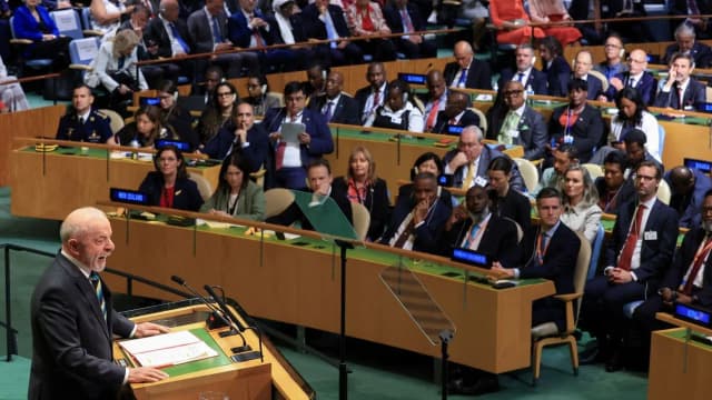 Lula discursa no púlpito da Assembleia Geral da ONU, em Nova York, diante de delegações de outros países