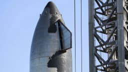 Espaçonave Starship, da SpaceX, na plataforma de lançamento