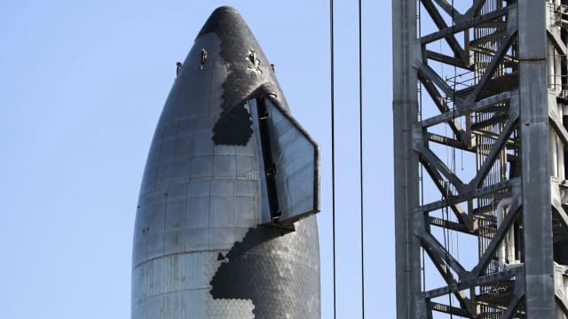 Espaçonave Starship, da SpaceX, na plataforma de lançamento