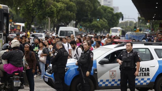 Viatura da Polícia Militar em ação em via pública