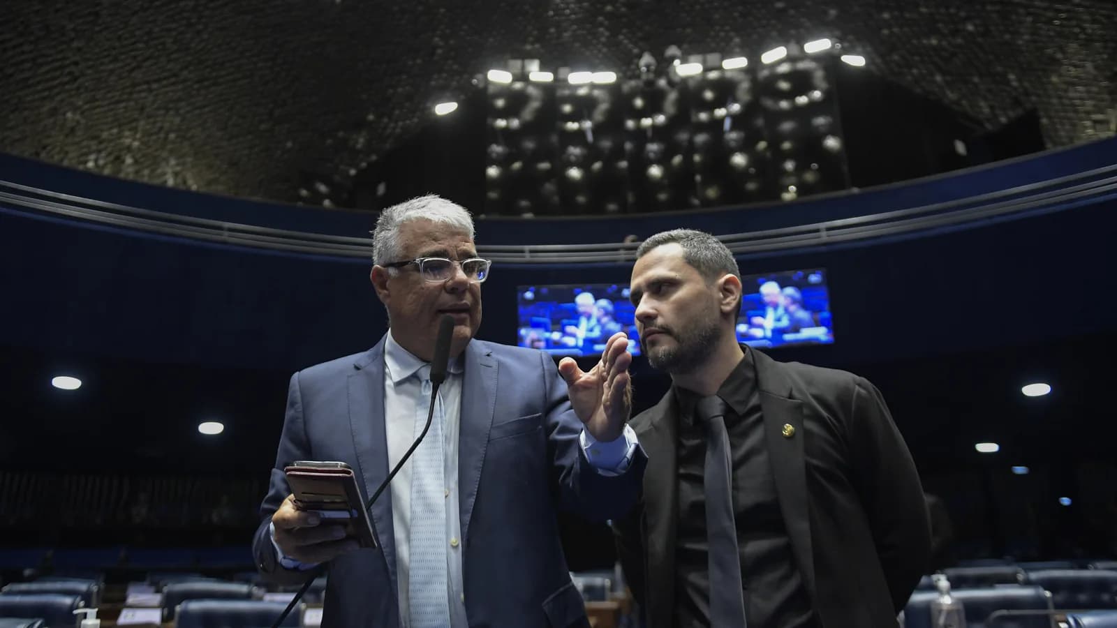 Cleitinho Azevedo conversa com colega no plenário do Senado, foto de arquivo