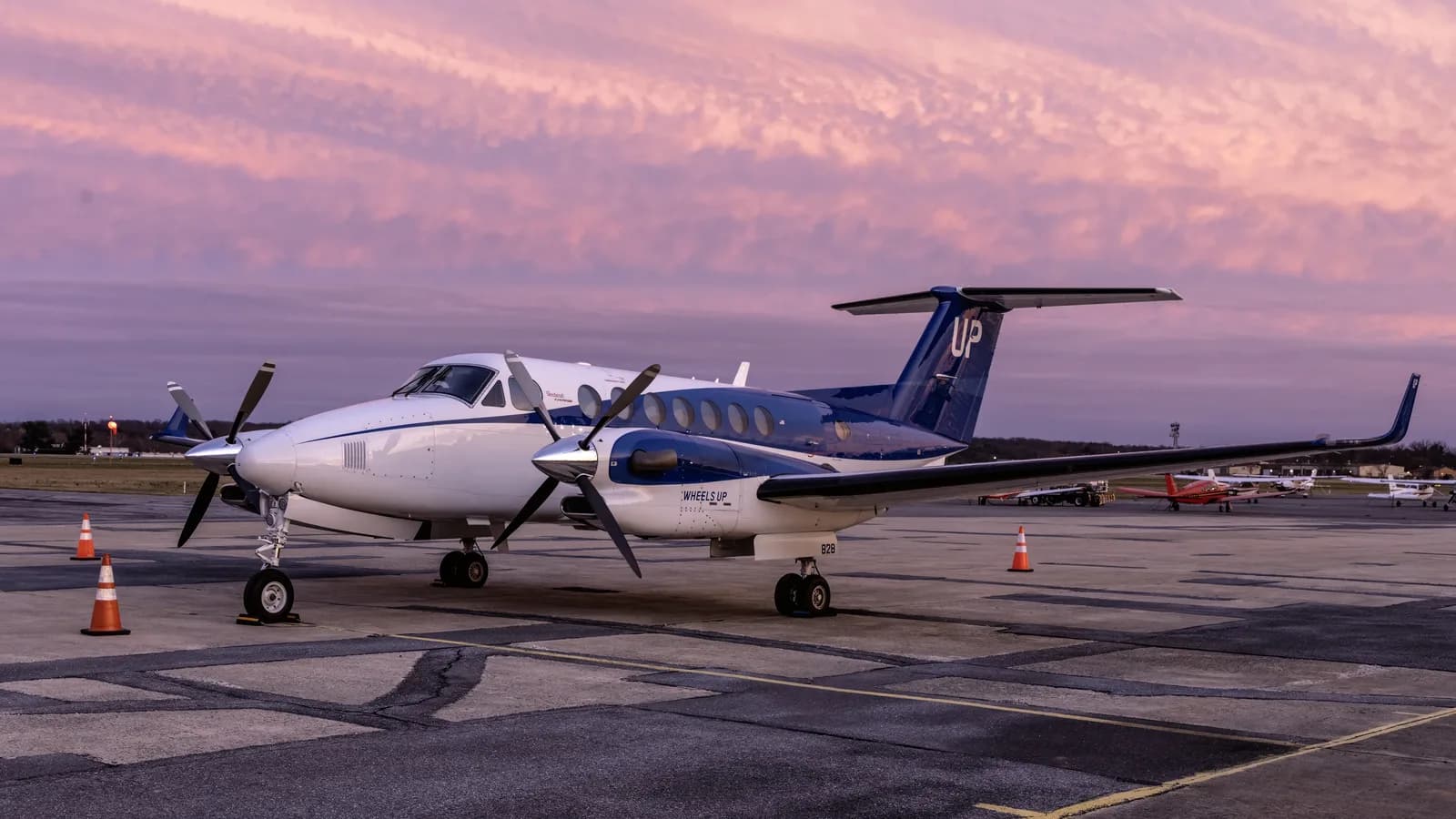 Avião bimotor Beechcraft Super King Air 300, mesmo modelo do acidente, estacionado em pátio, em imagem de arquivo