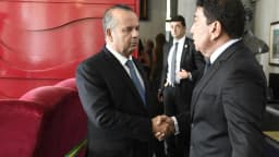 O senador Rogério Marinho cumprimenta outro parlamentar durante evento no Senado