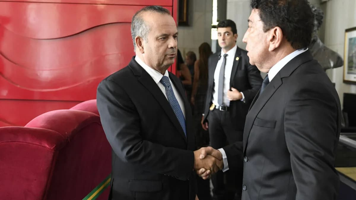 O senador Rogério Marinho cumprimenta outro parlamentar durante evento no Senado