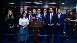 Flávio Bolsonaro fala em coletiva de imprensa no Senado Federal