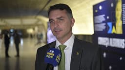 Senador Flávio Bolsonaro (PL-RJ) concede entrevista no Congresso Nacional