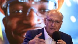 O vice-presidente e ministro do Desenvolvimento, Indústria, Comércio e Serviços, Geraldo Alckmin, fala ao microfone