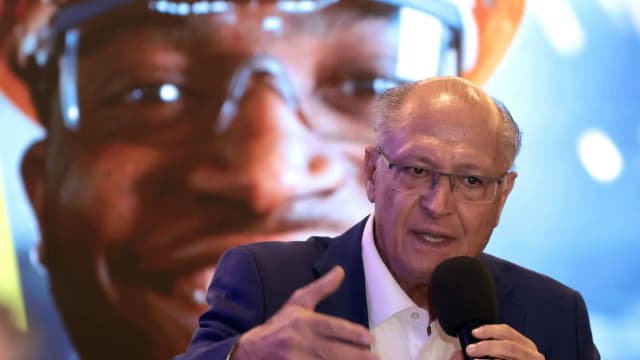 O vice-presidente e ministro do Desenvolvimento, Indústria, Comércio e Serviços, Geraldo Alckmin, fala ao microfone