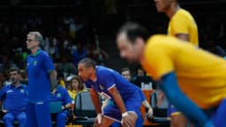 Jogadores da seleção brasileira de vôlei em ação de bloqueio na rede, em foto de arquivo no Maracanãzinho
