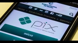 Tela de celular mostra o logotipo do Pix no site do Banco Central do Brasil