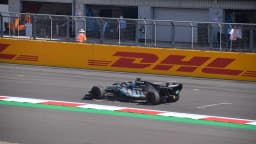 Carro da Mercedes de George Russell em pista de Fórmula 1