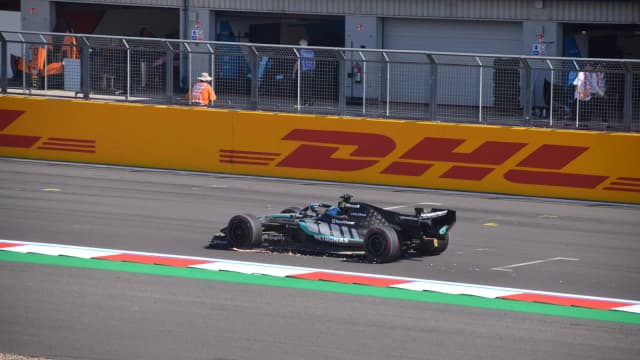 Carro da Mercedes de George Russell em pista de Fórmula 1