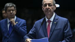 Senador Omar Aziz discursa da tribuna durante sessão no plenário do Senado