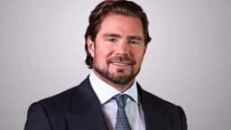 Daniel Vorcaro, ex-controlador do Banco Master, em retrato de terno e gravata
