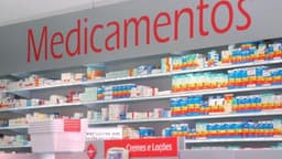 Prateleiras de medicamentos em farmácia no Brasil