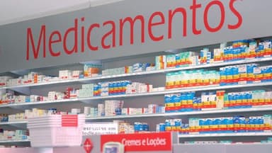 Prateleiras de medicamentos em farmácia no Brasil