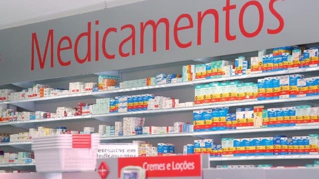Prateleiras de medicamentos em farmácia no Brasil