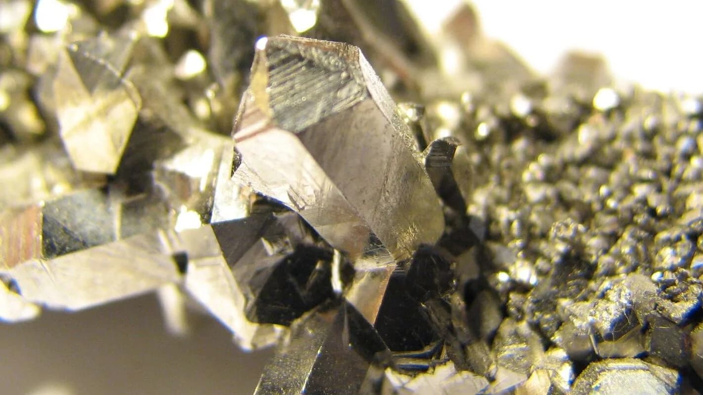 Cristais de lítio extraídos em operação da Sigma Lithium em Minas Gerais