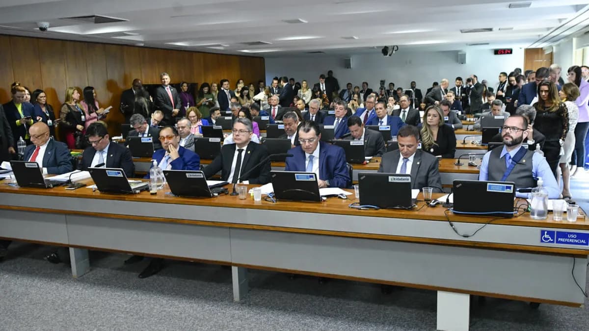 Sessão de comissão no plenário do Senado Federal, onde Cleitinho atuava como senador antes de ser eleito governador de Minas Gerais