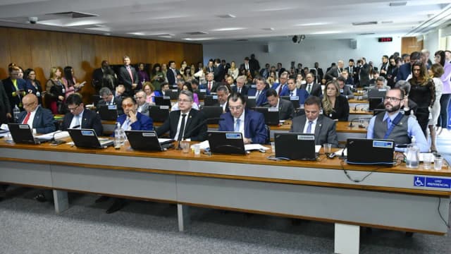 Sessão de comissão no plenário do Senado Federal, onde Cleitinho atuava como senador antes de ser eleito governador de Minas Gerais