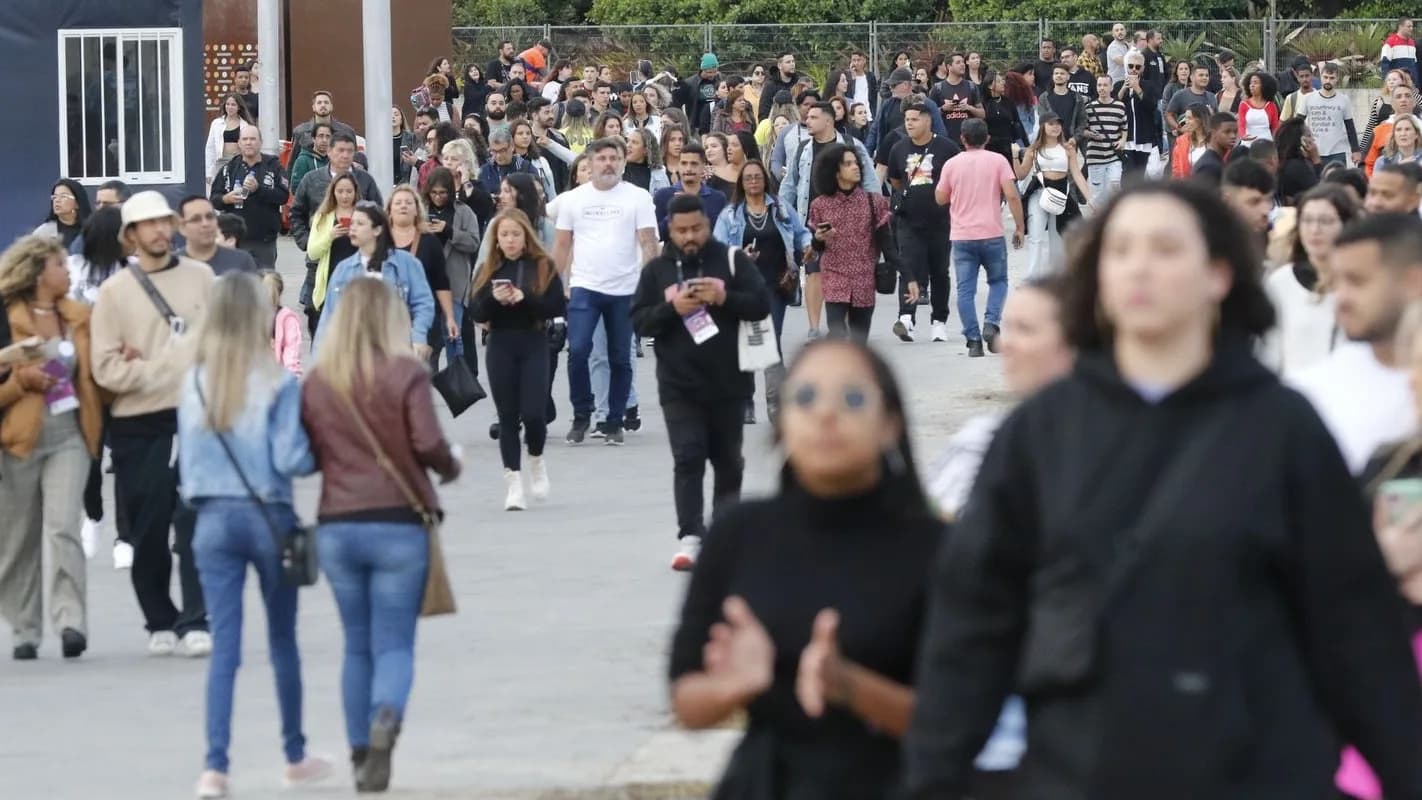 Multidão caminha em área de acesso a evento com grande público