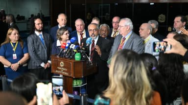Representantes de centrais sindicais falam à imprensa em coletiva no Senado Federal sobre o fim da escala 6x1