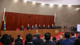 Ministros do Tribunal Superior Eleitoral reunidos em sessão solene no plenário