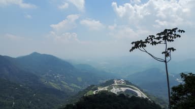 Vista aérea da Serra de Petrópolis na BR-040, com a estrada sinuosa na descida da serra
