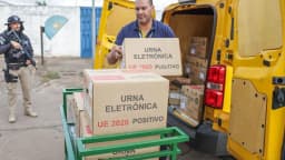 Urnas eletrônicas são carregadas em veículo da Justiça Eleitoral antes do 2º turno