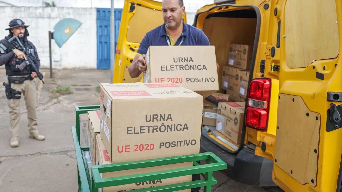 Urnas eletrônicas são carregadas em veículo da Justiça Eleitoral antes do 2º turno