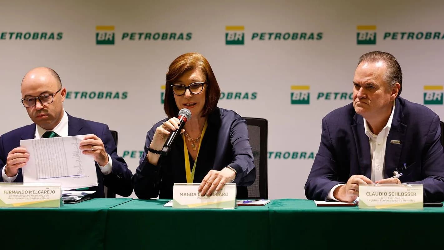 Magda Chambriard, presidente da Petrobras, fala durante evento com outros dois executivos ao fundo com logo da estatal