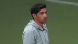 Abel Ferreira, técnico do Palmeiras, observa o jogo à beira do campo