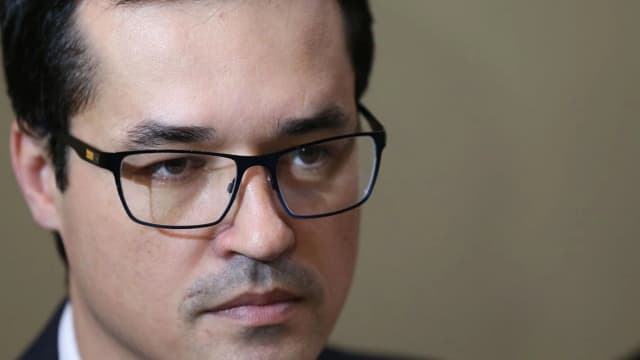 Deltan Dallagnol em retrato sério durante entrevista
