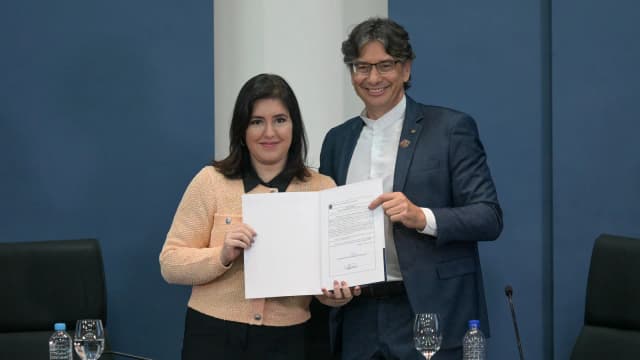 Presidente do IBGE, Márcio Pochmann, recebe documento de posse ao lado de representante do Ipea