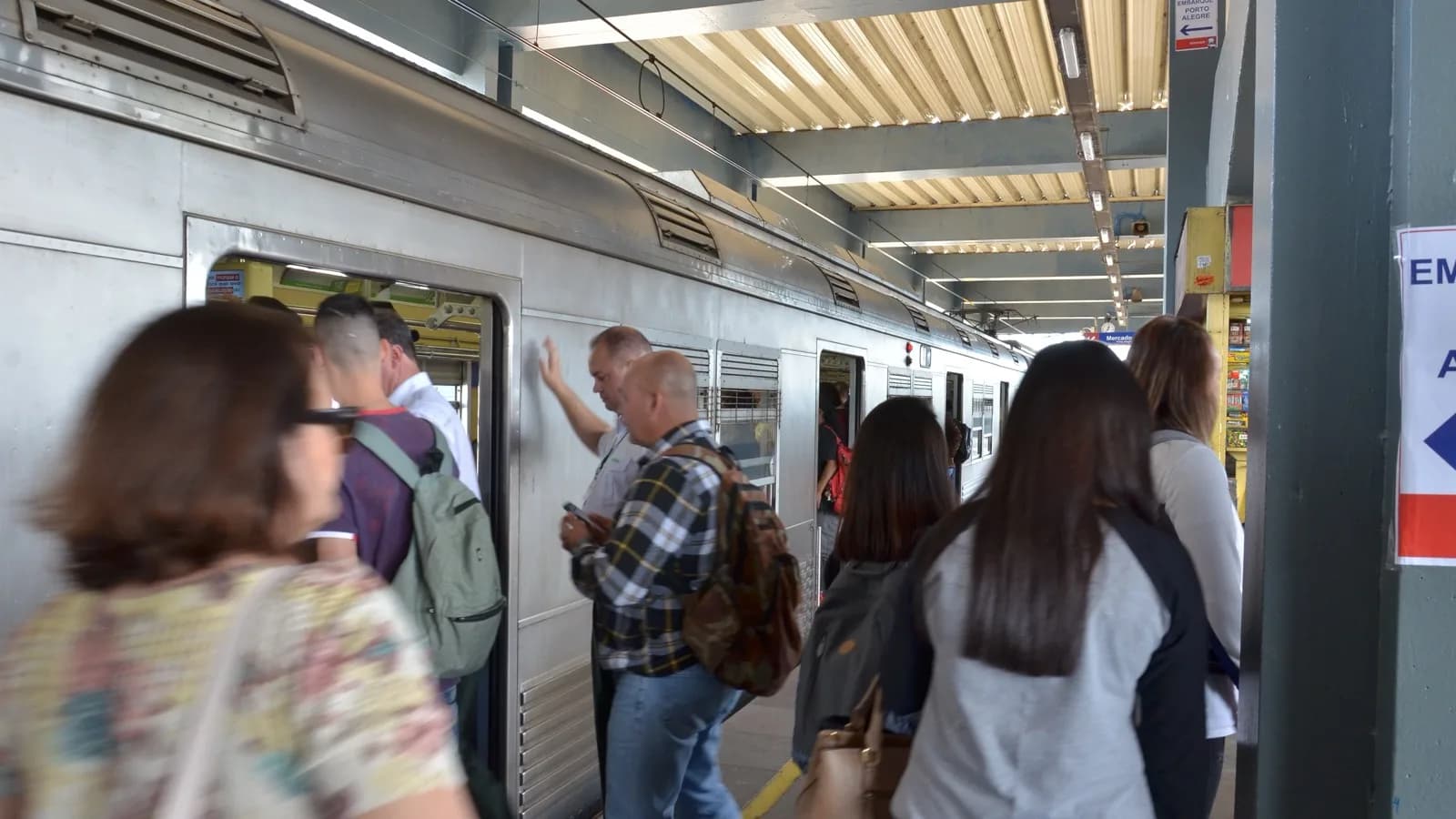 Passageiros embarcam em trem da Trensurb rumo à Expointer, na Estação Esteio (foto de arquivo)