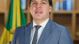 Frederico de Siqueira Filho, ministro das Comunicações, em retrato oficial com a bandeira do Brasil ao fundo