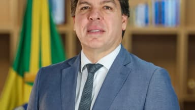 Frederico de Siqueira Filho, ministro das Comunicações, em retrato oficial com a bandeira do Brasil ao fundo