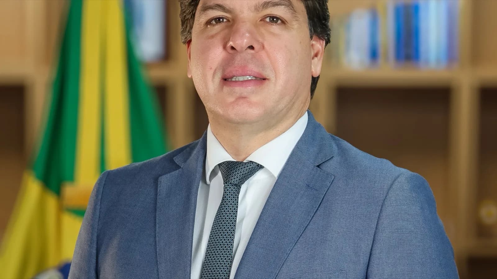 Frederico de Siqueira Filho, ministro das Comunicações, em retrato oficial com a bandeira do Brasil ao fundo