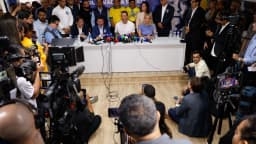 Douglas Ruas fala em entrevista coletiva cercado por câmeras de imprensa