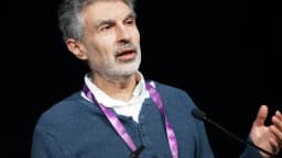 Yoshua Bengio fala ao microfone durante evento sobre inteligência artificial