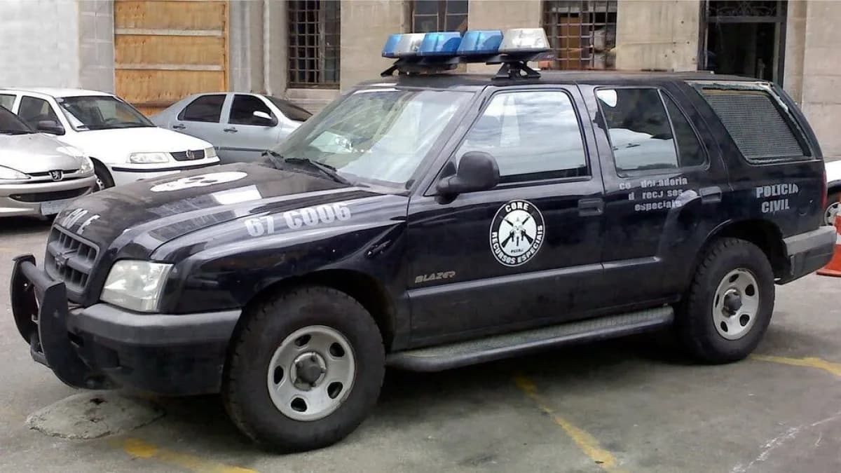 Viatura da CORE, da Polícia Civil do Rio de Janeiro, estacionada em pátio; foto de arquivo institucional