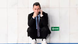 Senador Cleitinho Azevedo, candidato ao governo de Minas Gerais, ao telefone nos corredores do Senado