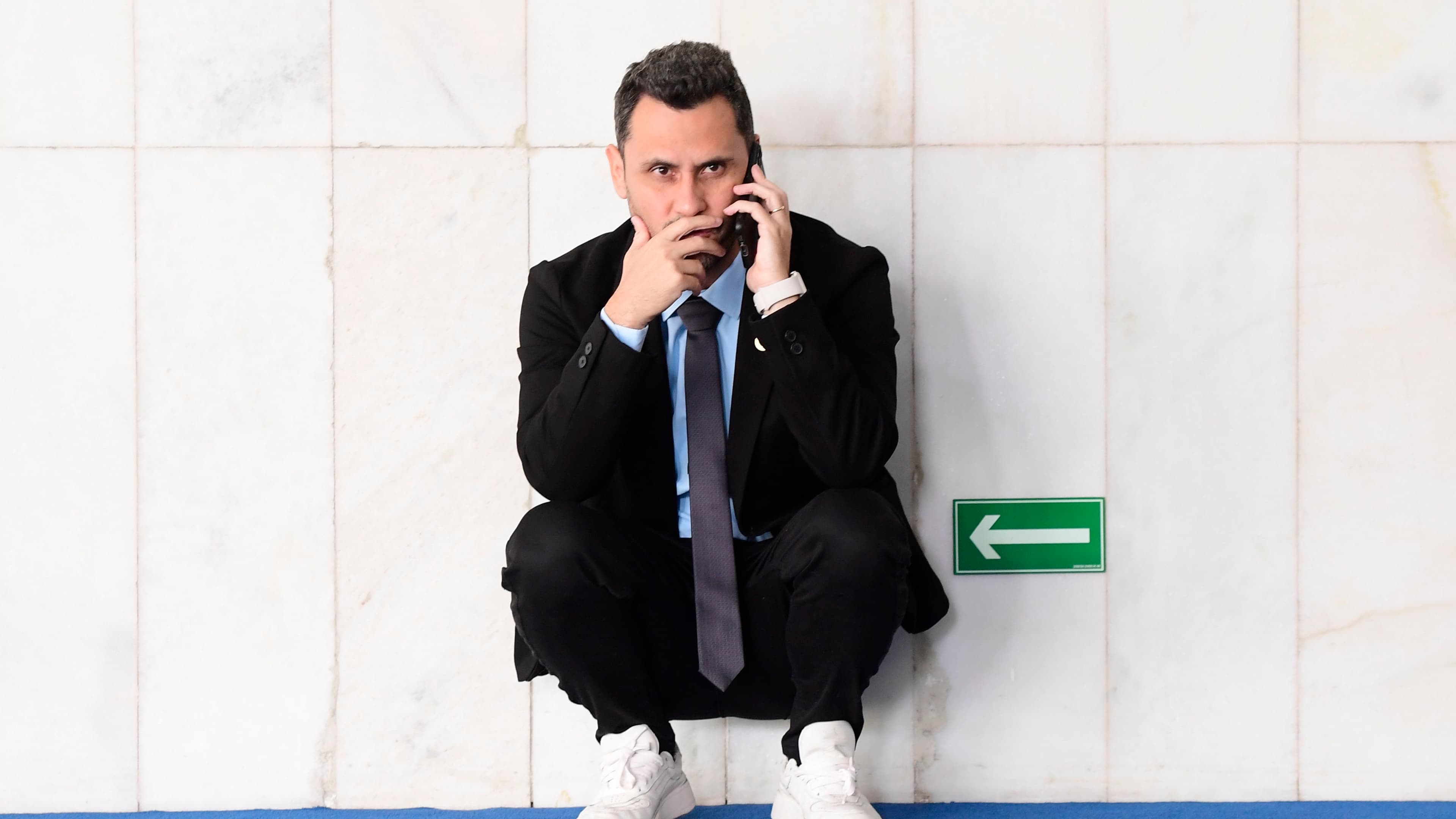 Senador Cleitinho Azevedo, candidato ao governo de Minas Gerais, ao telefone nos corredores do Senado