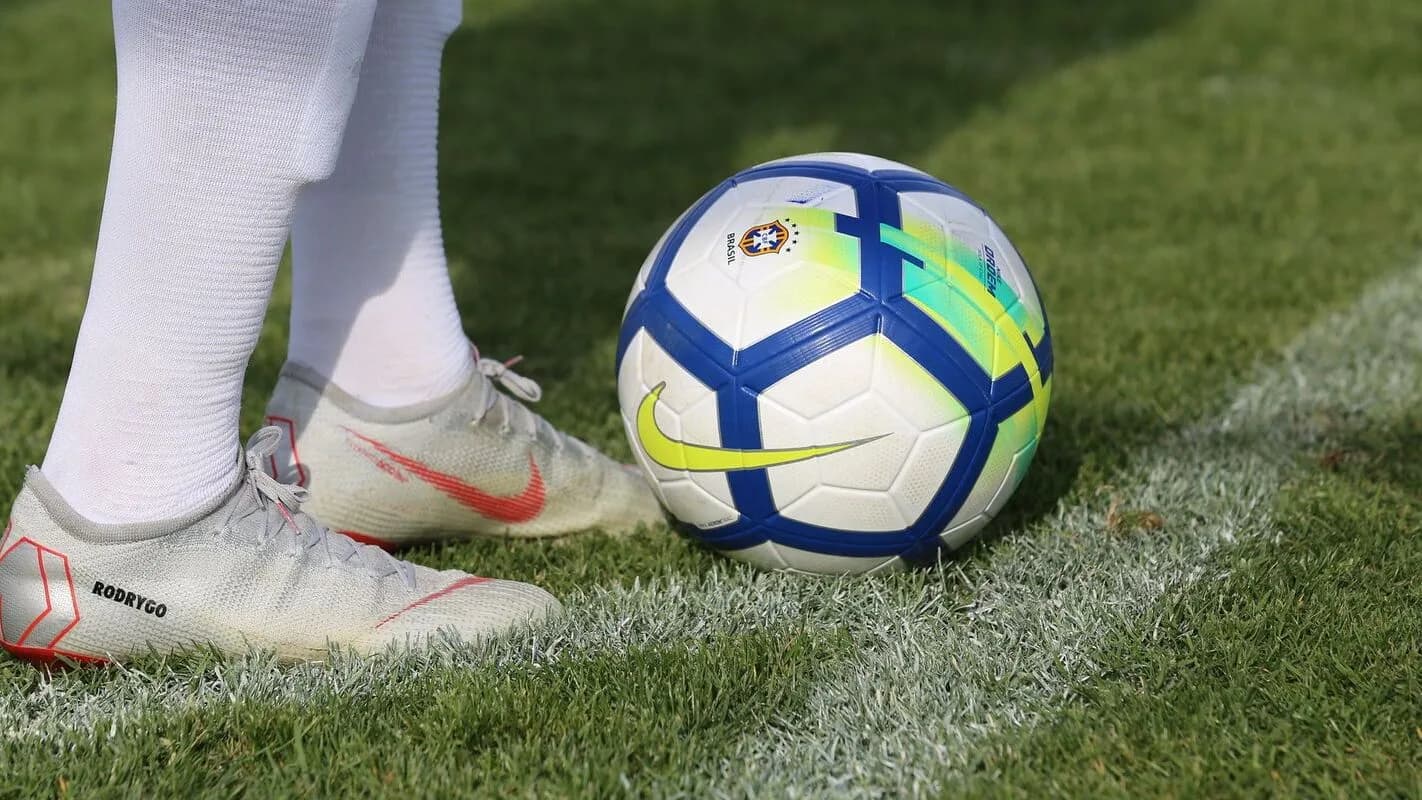 Jogador do Vila Nova toca na bola durante partida