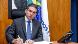 Retrato oficial do deputado federal Hugo Motta, de terno escuro e gravata azul
