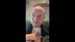 O médico psicanalista André Fusco, consultor de saúde mental, fala em vídeo gravado com a mão no peito, durante participação no debate da TV Sim Brasil sobre o fim da escala 6x1.