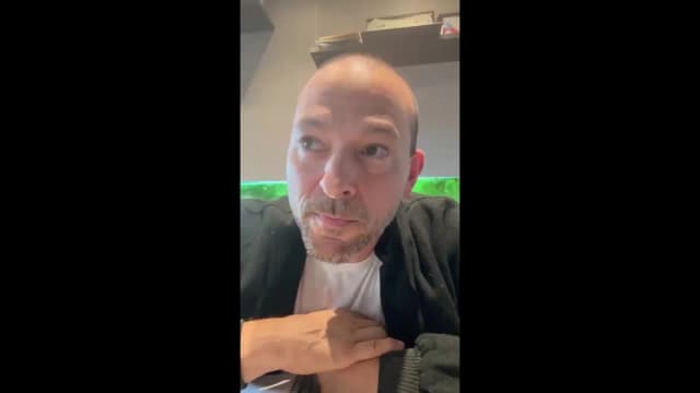 O médico psicanalista André Fusco, consultor de saúde mental, fala em vídeo gravado com a mão no peito, durante participação no debate da TV Sim Brasil sobre o fim da escala 6x1.