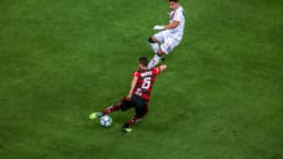 Jogadores de Flamengo e Vasco disputam a bola em clássico anterior entre os dois clubes