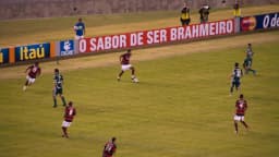 Jogadores do Flamengo e do Palmeiras disputam a bola em partida no Maracanã